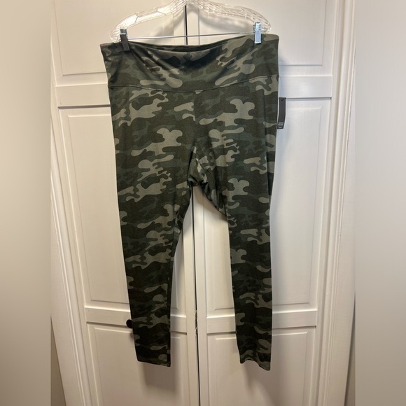 NWT a.n.a A New Approach Camo Leggings Size Women’s 2X Color Camo Green - Picture 1 of 10
